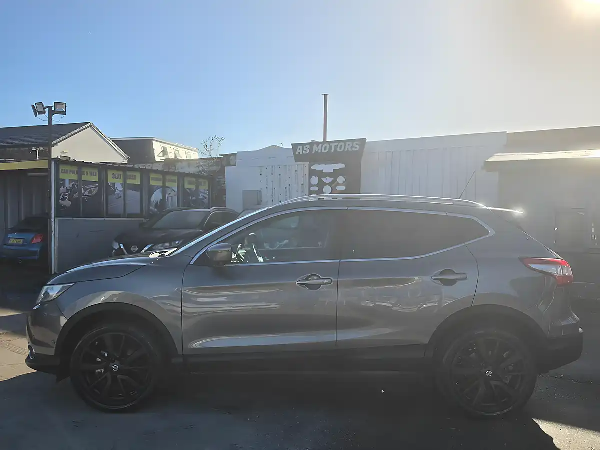 Used 2014 Nissan Qashqai Tekna Grey - Interior and Exterior details 4