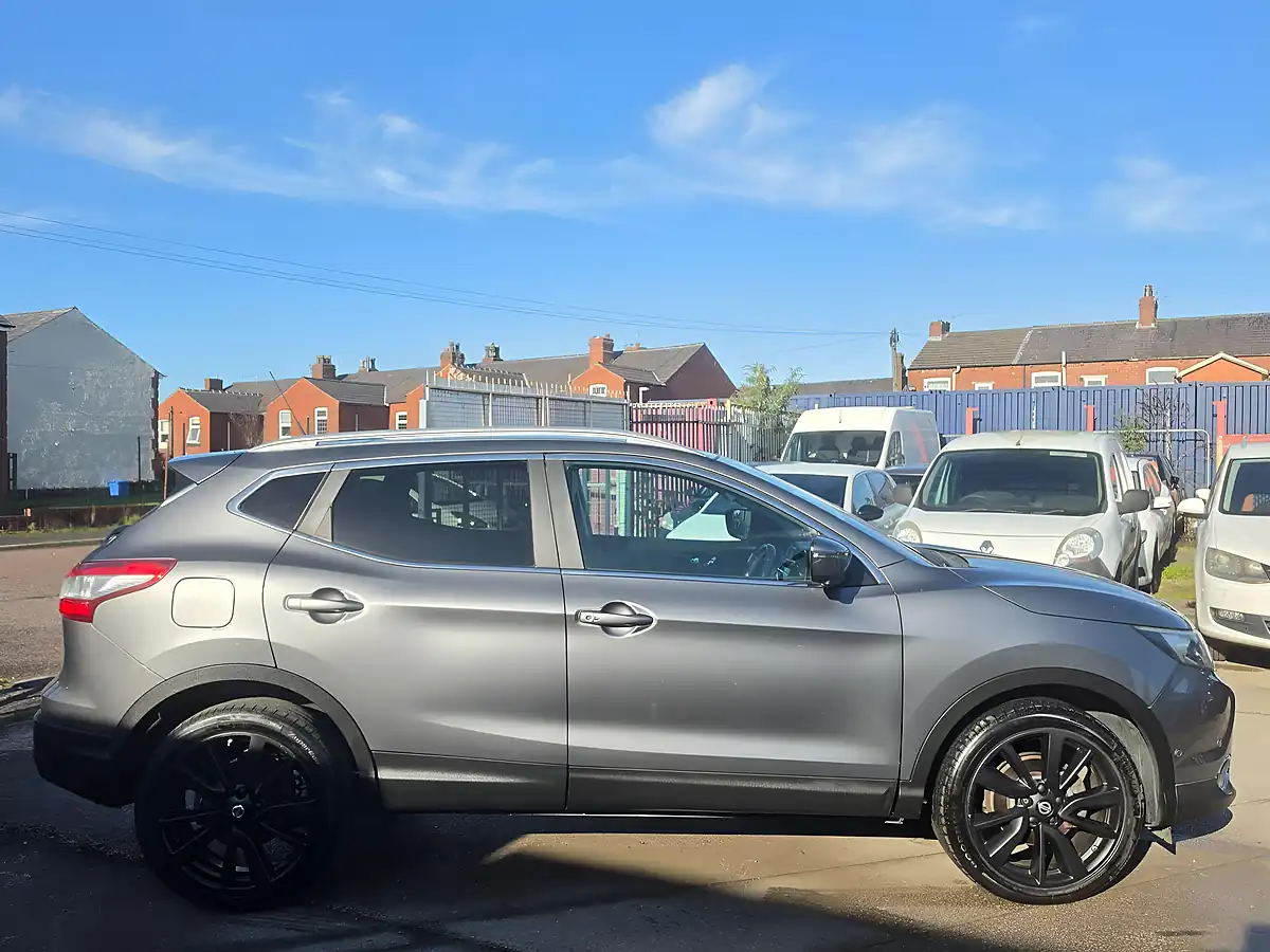 Used 2014 Nissan Qashqai Tekna Grey - Interior and Exterior details 8