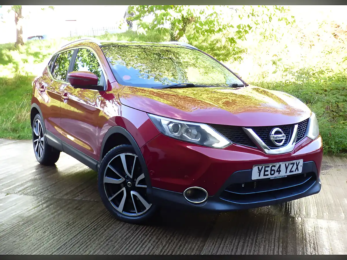 Used 2014 Nissan Qashqai Tekna Red - Front View