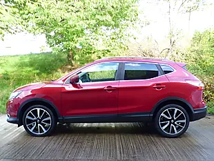 Used 2014 Nissan Qashqai Tekna Red - Interior and Exterior details 11