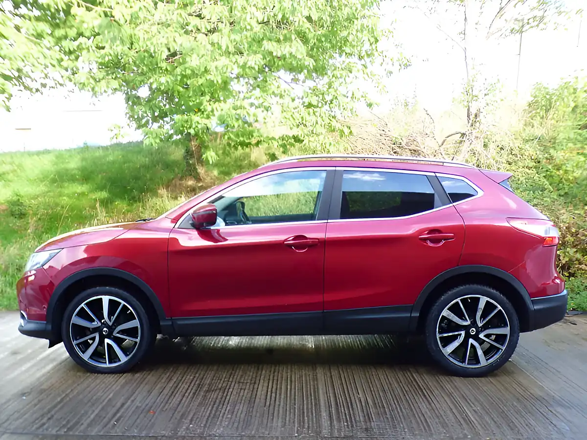 Used 2014 Nissan Qashqai Tekna Red - Interior and Exterior details 11
