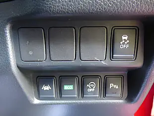 Used 2014 Nissan Qashqai Tekna Red - Interior and Exterior details 12