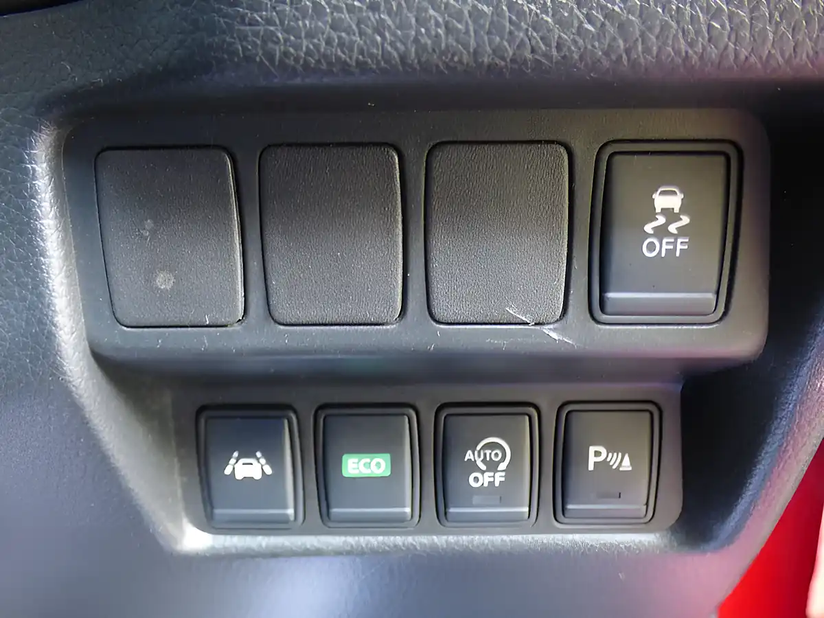 Used 2014 Nissan Qashqai Tekna Red - Interior and Exterior details 12