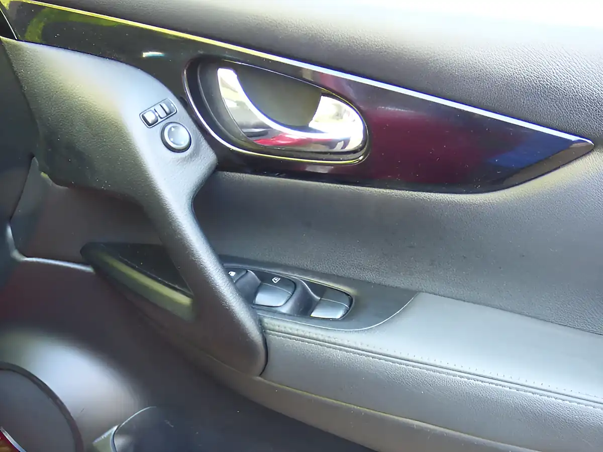 Used 2014 Nissan Qashqai Tekna Red - Interior and Exterior details 13