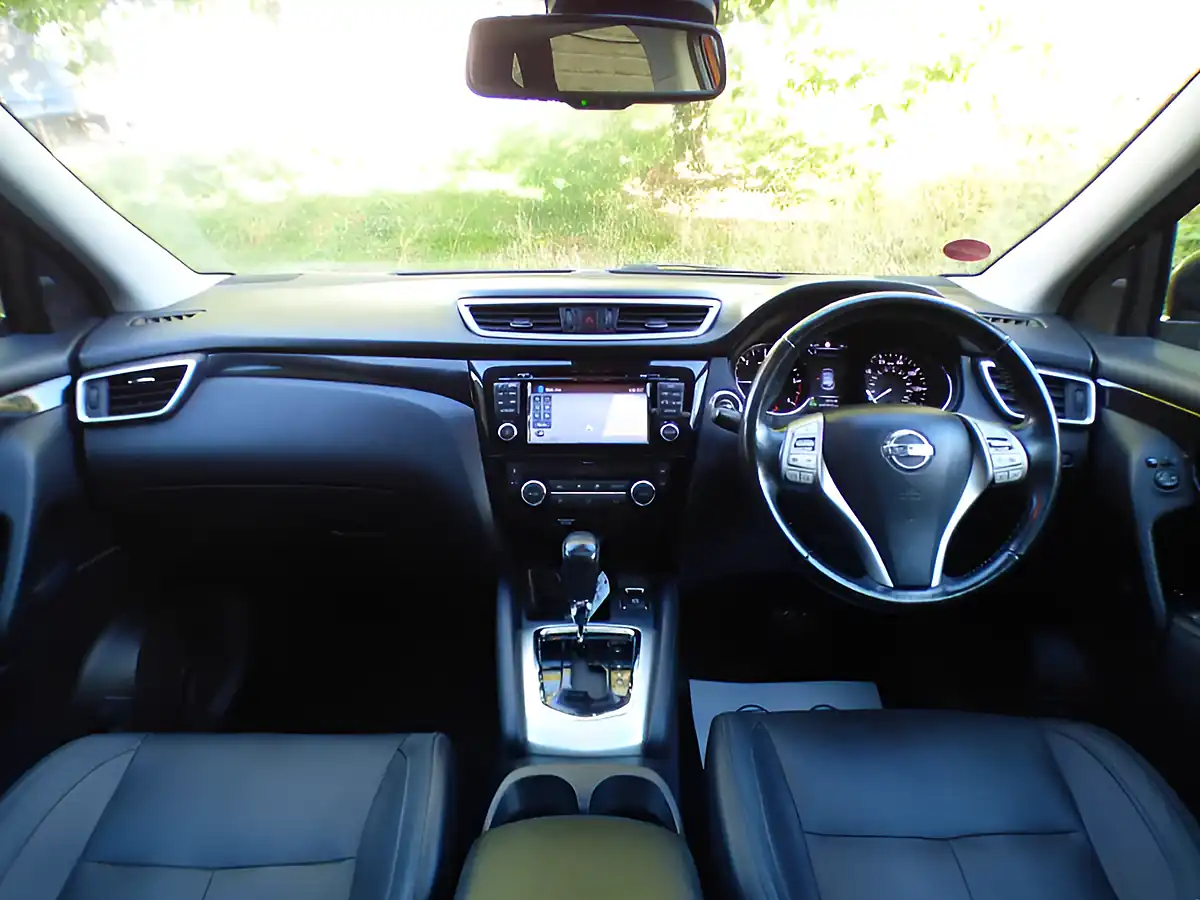 Used 2014 Nissan Qashqai Tekna Red - Interior and Exterior details 15