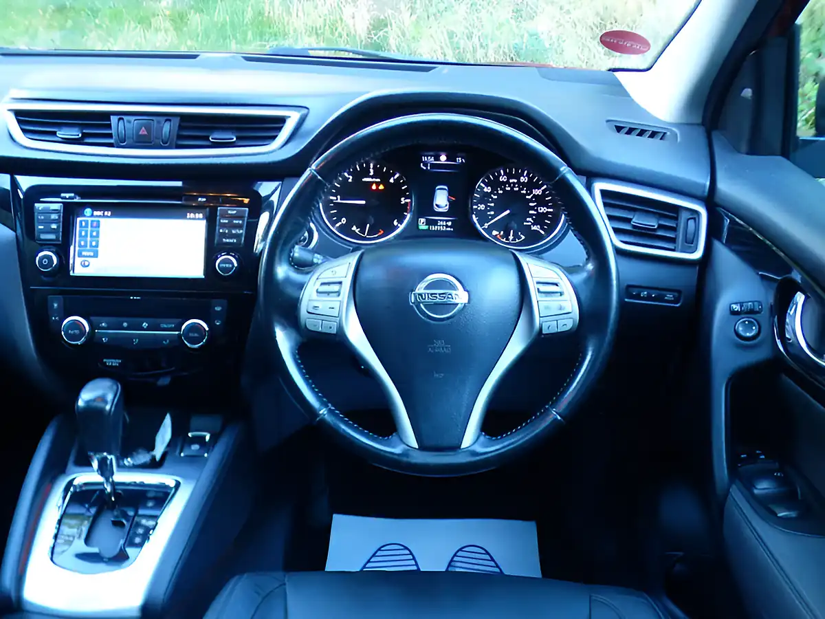 Used 2014 Nissan Qashqai Tekna Red - Interior and Exterior details 18