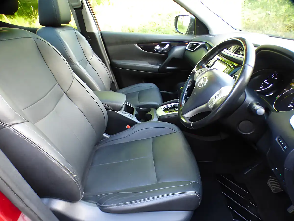 Used 2014 Nissan Qashqai Tekna Red - Interior and Exterior details 19