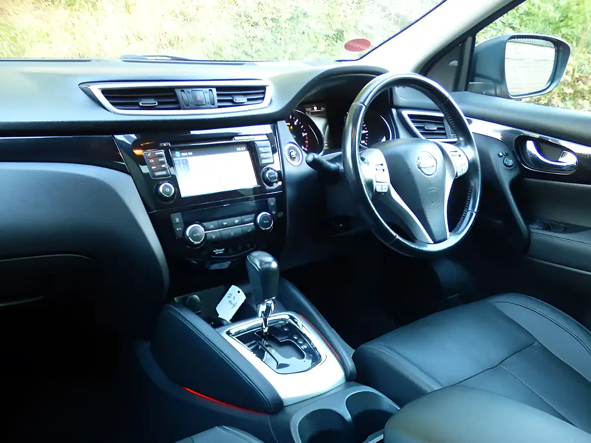 Used 2014 Nissan Qashqai Tekna Red - Interior and Exterior details 3