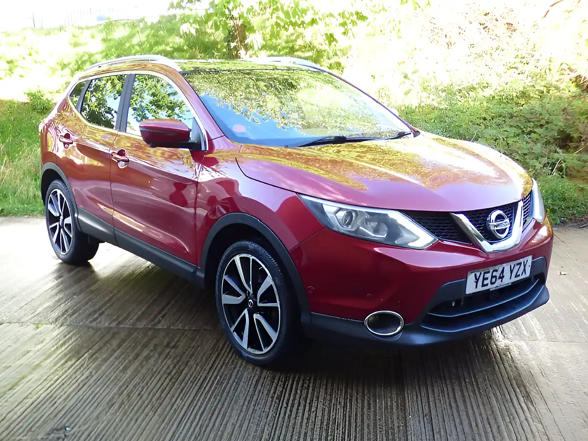 Used 2014 Nissan Qashqai Tekna Red - Interior and Exterior details 4