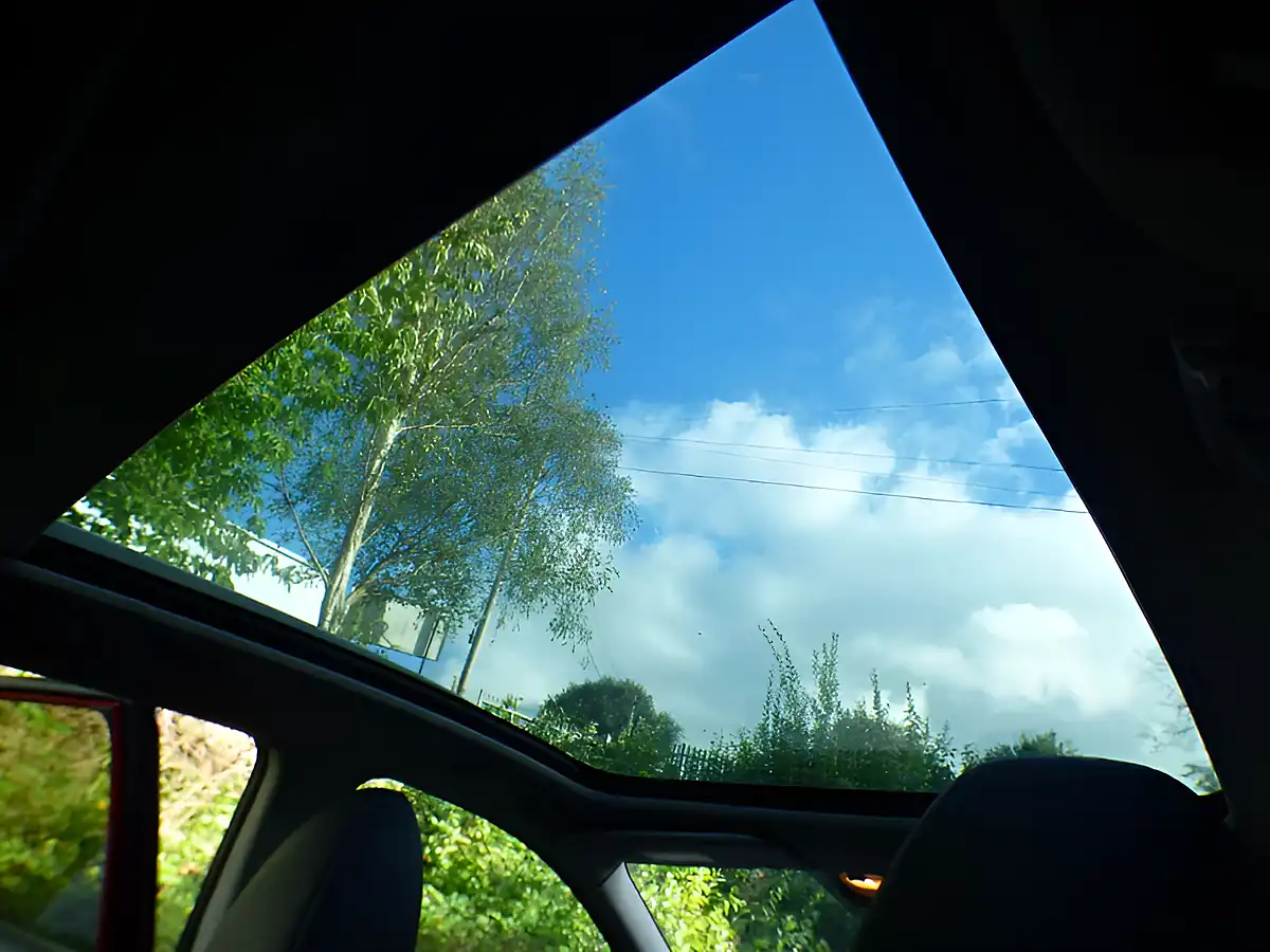 Used 2014 Nissan Qashqai Tekna Red - Interior and Exterior details 6