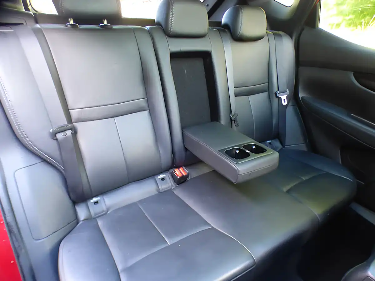 Used 2014 Nissan Qashqai Tekna Red - Interior and Exterior details 8