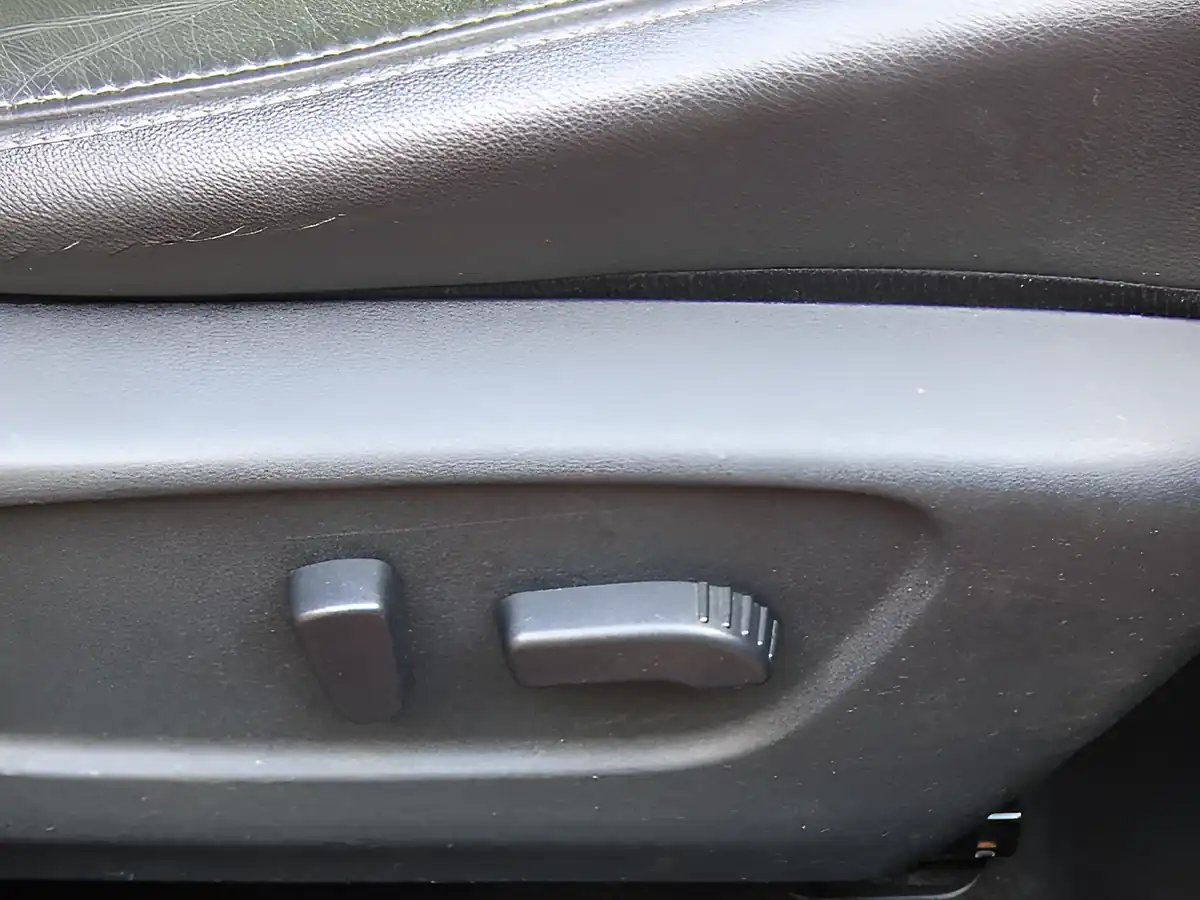 Used 2014 Nissan Qashqai Tekna Red - Interior and Exterior details 9