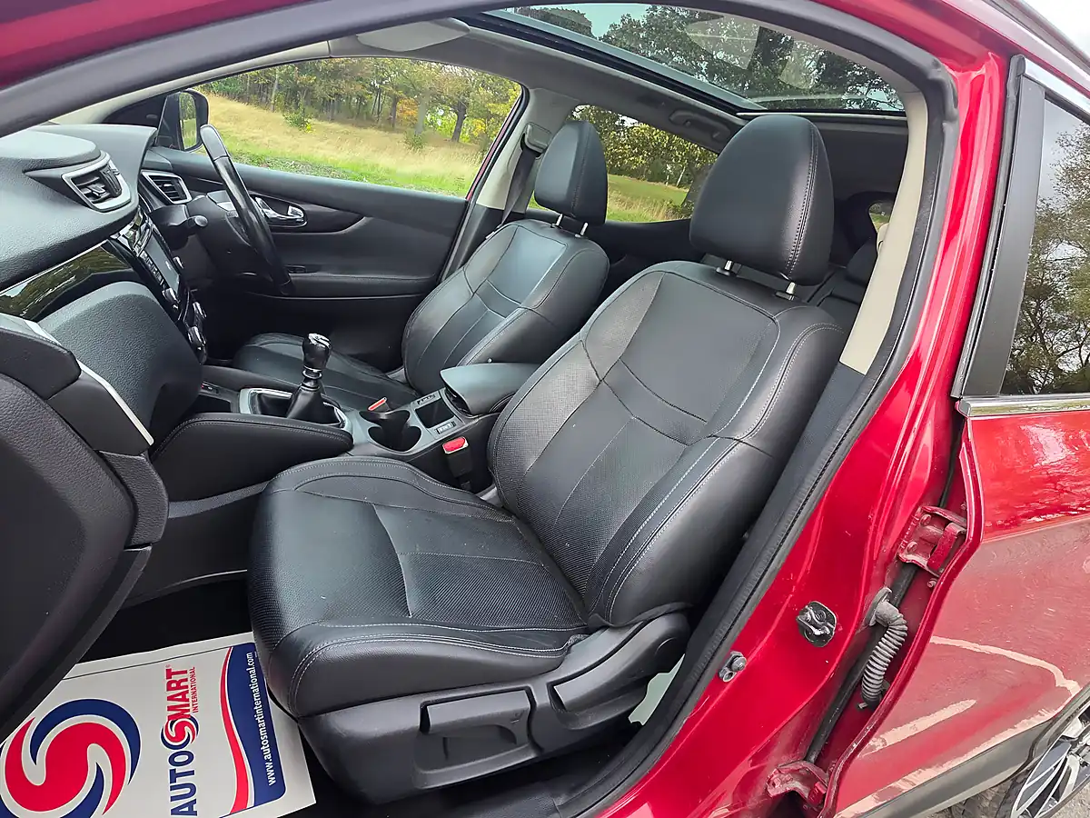 Used 2014 Nissan Qashqai Tekna Red - Interior and Exterior details 10