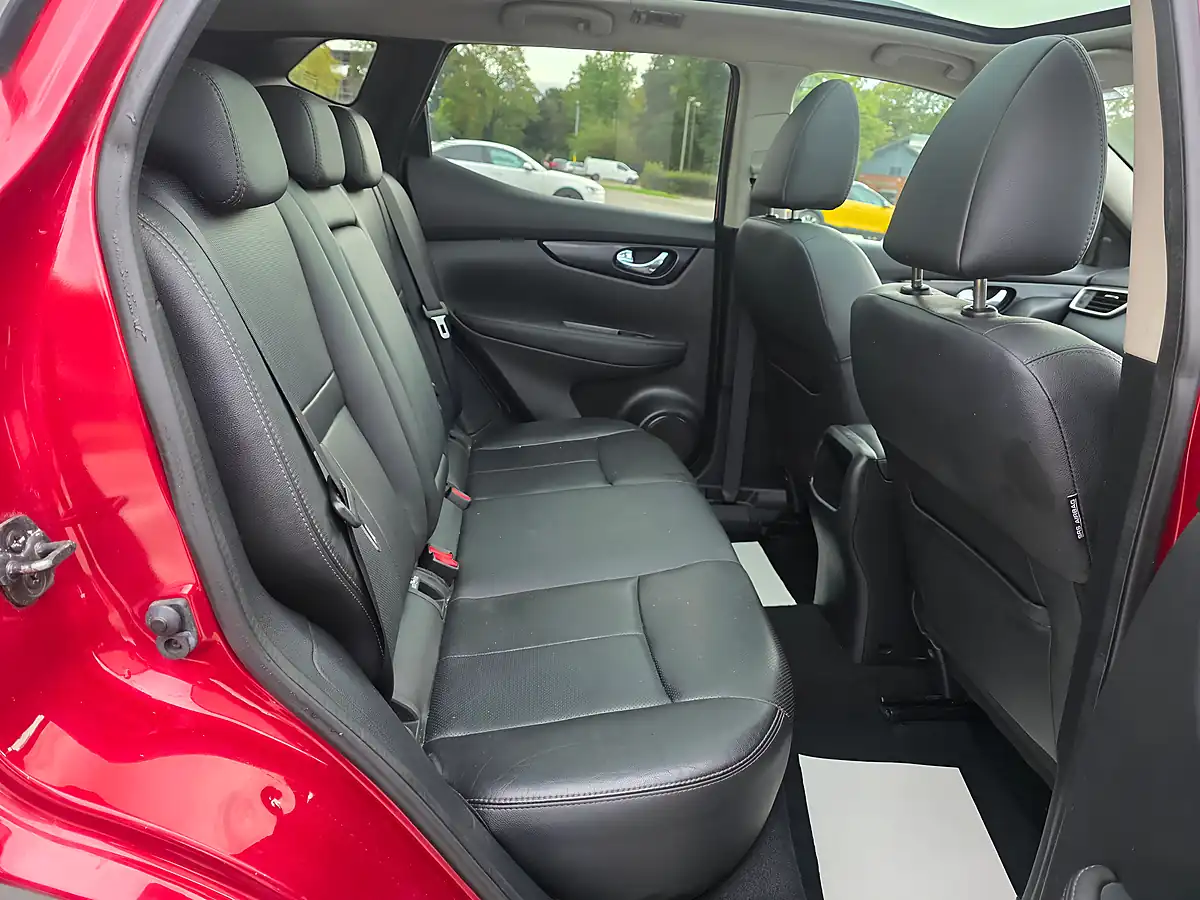 Used 2014 Nissan Qashqai Tekna Red - Interior and Exterior details 11
