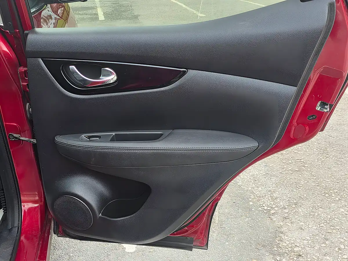 Used 2014 Nissan Qashqai Tekna Red - Interior and Exterior details 12