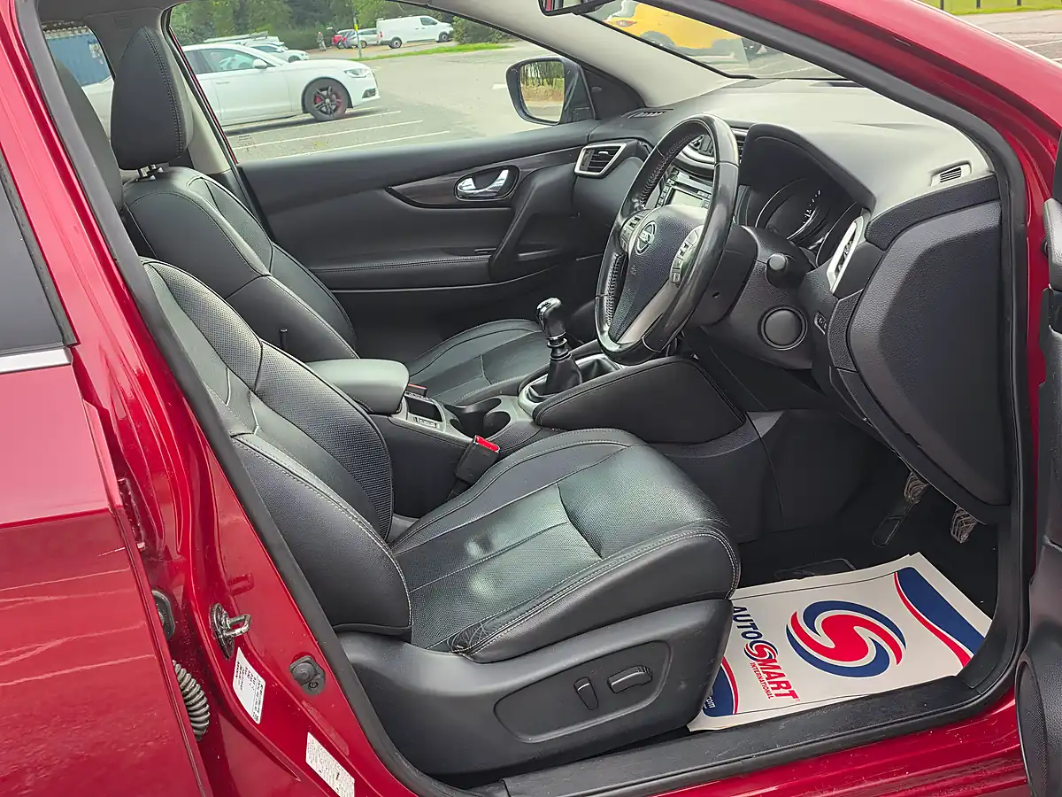 Used 2014 Nissan Qashqai Tekna Red - Interior and Exterior details 13