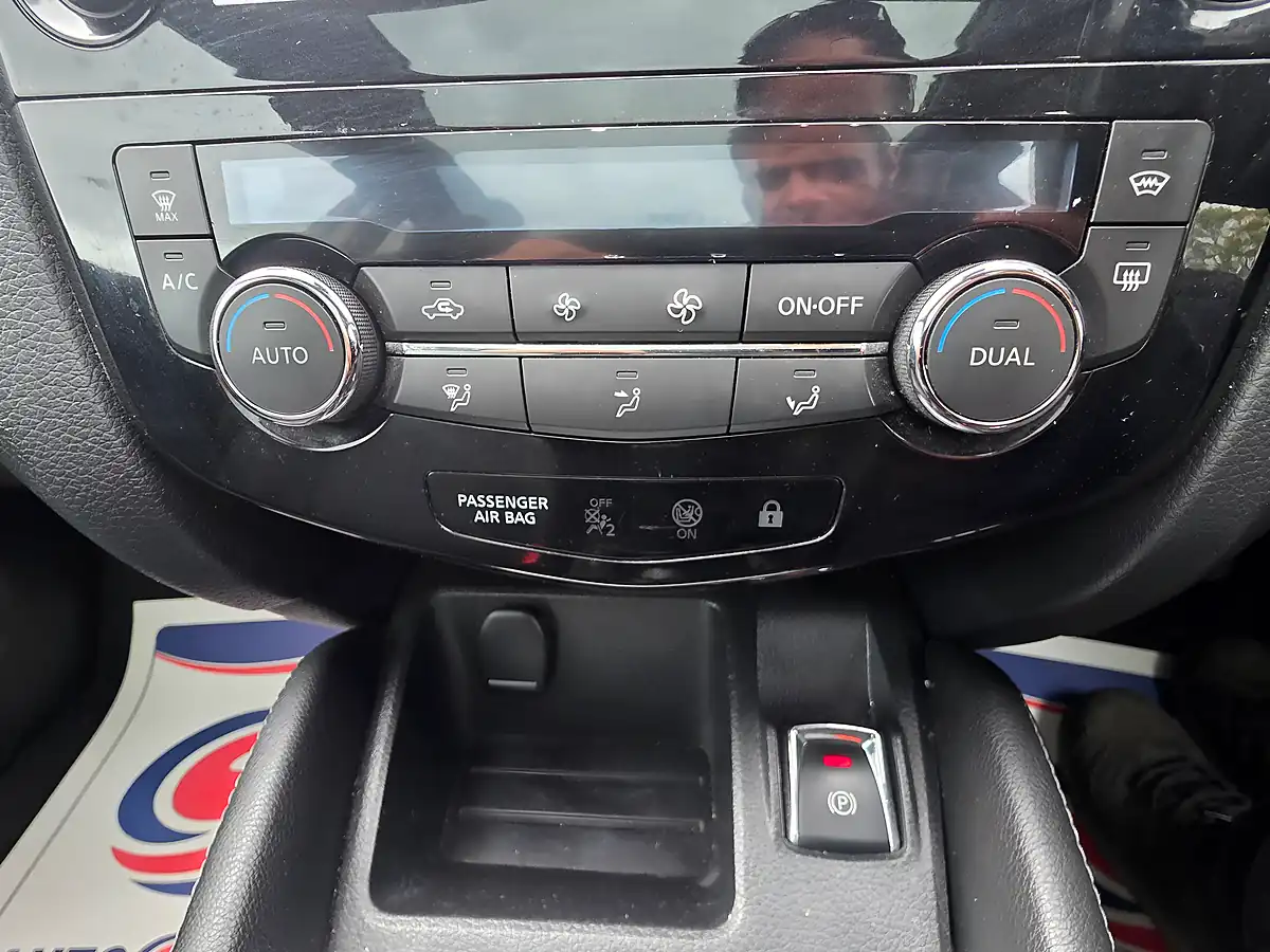 Used 2014 Nissan Qashqai Tekna Red - Interior and Exterior details 15