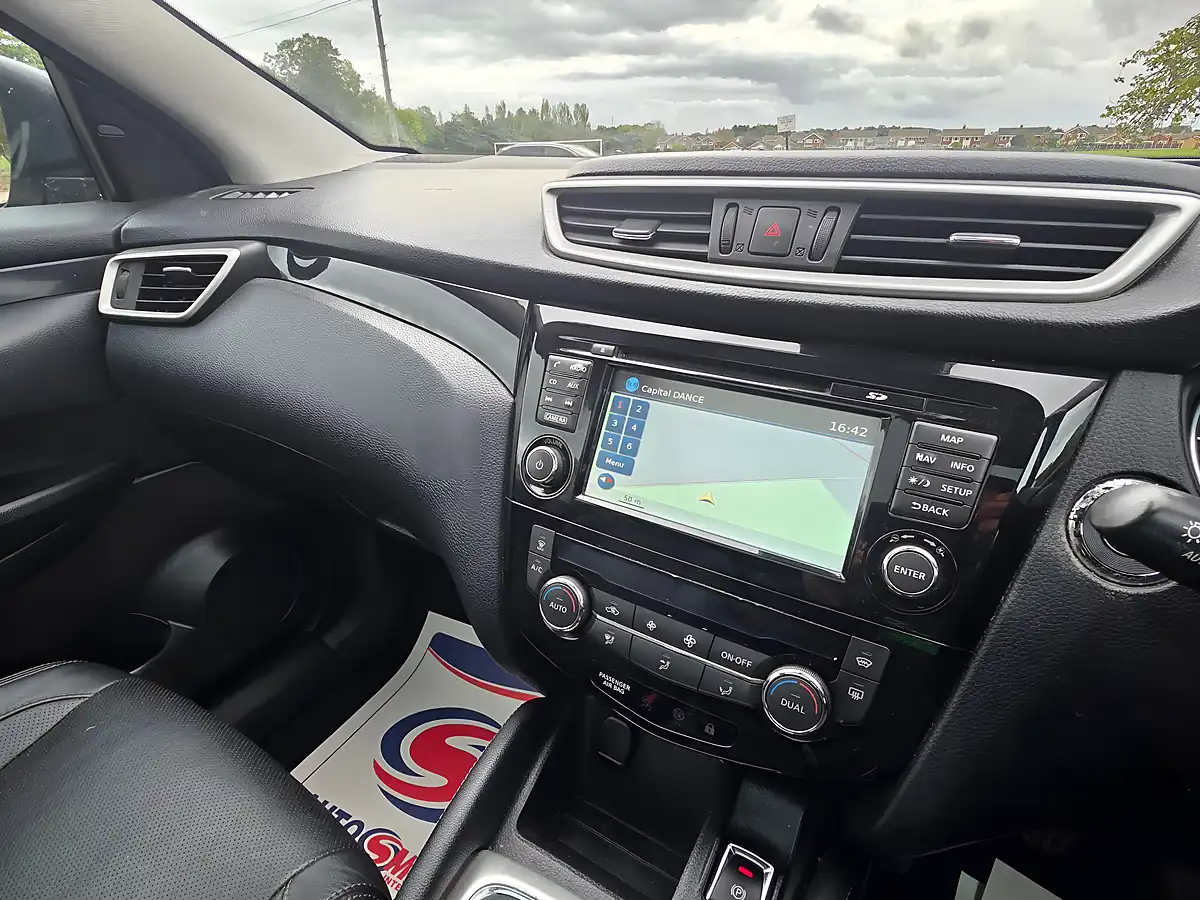 Used 2014 Nissan Qashqai Tekna Red - Interior and Exterior details 16