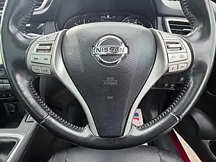 Used 2014 Nissan Qashqai Tekna Red - Interior and Exterior details 17