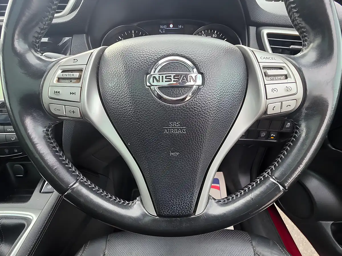 Used 2014 Nissan Qashqai Tekna Red - Interior and Exterior details 17