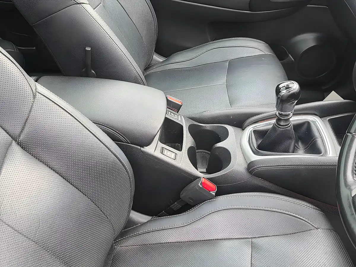Used 2014 Nissan Qashqai Tekna Red - Interior and Exterior details 18