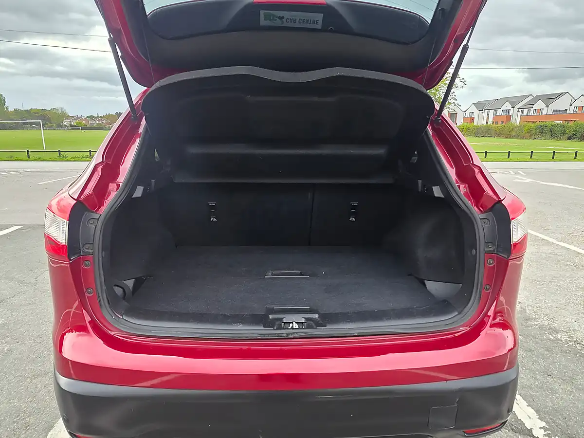 Used 2014 Nissan Qashqai Tekna Red - Interior and Exterior details 19