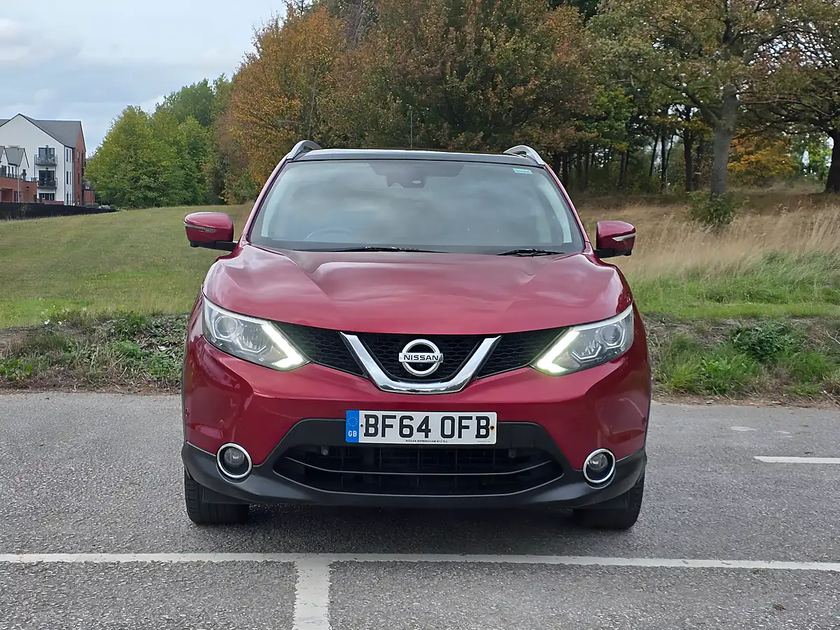Used 2014 Nissan Qashqai Tekna Red - Interior and Exterior details 2