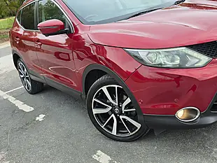 Used 2014 Nissan Qashqai Tekna Red - Interior and Exterior details 20