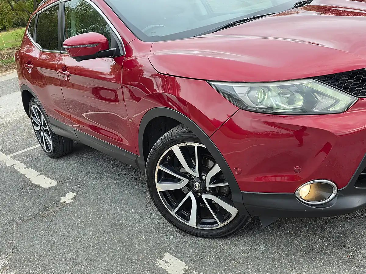 Used 2014 Nissan Qashqai Tekna Red - Interior and Exterior details 20