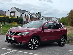 Used 2014 Nissan Qashqai Tekna Red - Interior and Exterior details 3