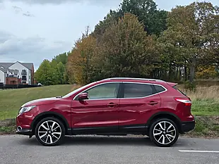 Used 2014 Nissan Qashqai Tekna Red - Interior and Exterior details 4