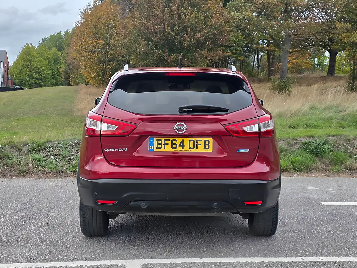 Used 2014 Nissan Qashqai Tekna Red - Interior and Exterior details 5