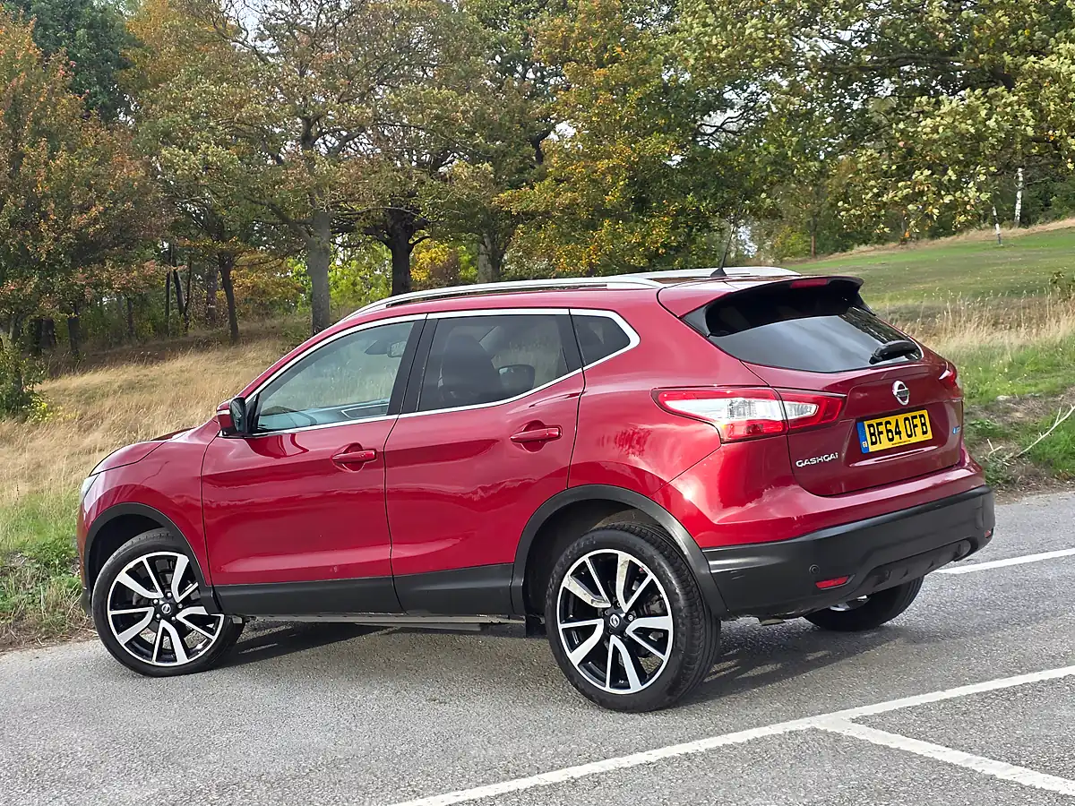 Used 2014 Nissan Qashqai Tekna Red - Interior and Exterior details 6
