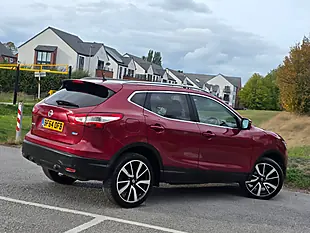 Used 2014 Nissan Qashqai Tekna Red - Interior and Exterior details 7