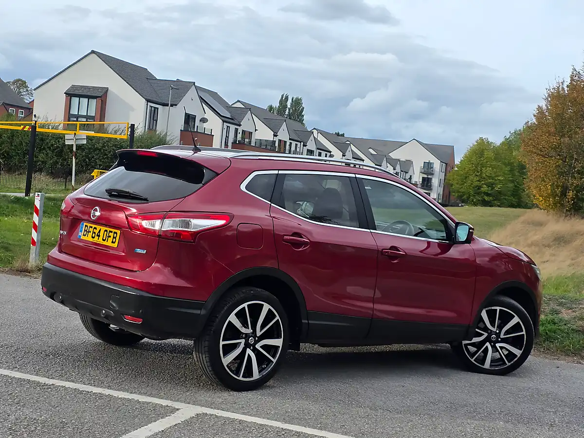 Used 2014 Nissan Qashqai Tekna Red - Interior and Exterior details 7