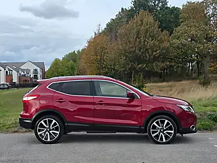 Used 2014 Nissan Qashqai Tekna Red - Interior and Exterior details 8