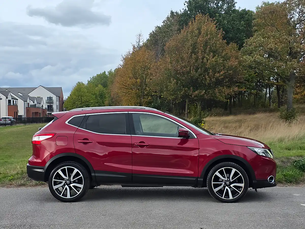 Used 2014 Nissan Qashqai Tekna Red - Interior and Exterior details 8
