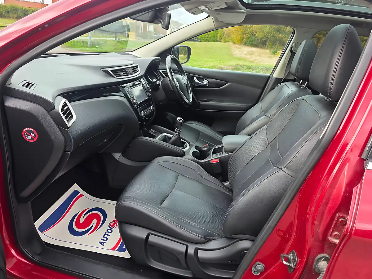 Used 2014 Nissan Qashqai Tekna Red - Interior and Exterior details 9