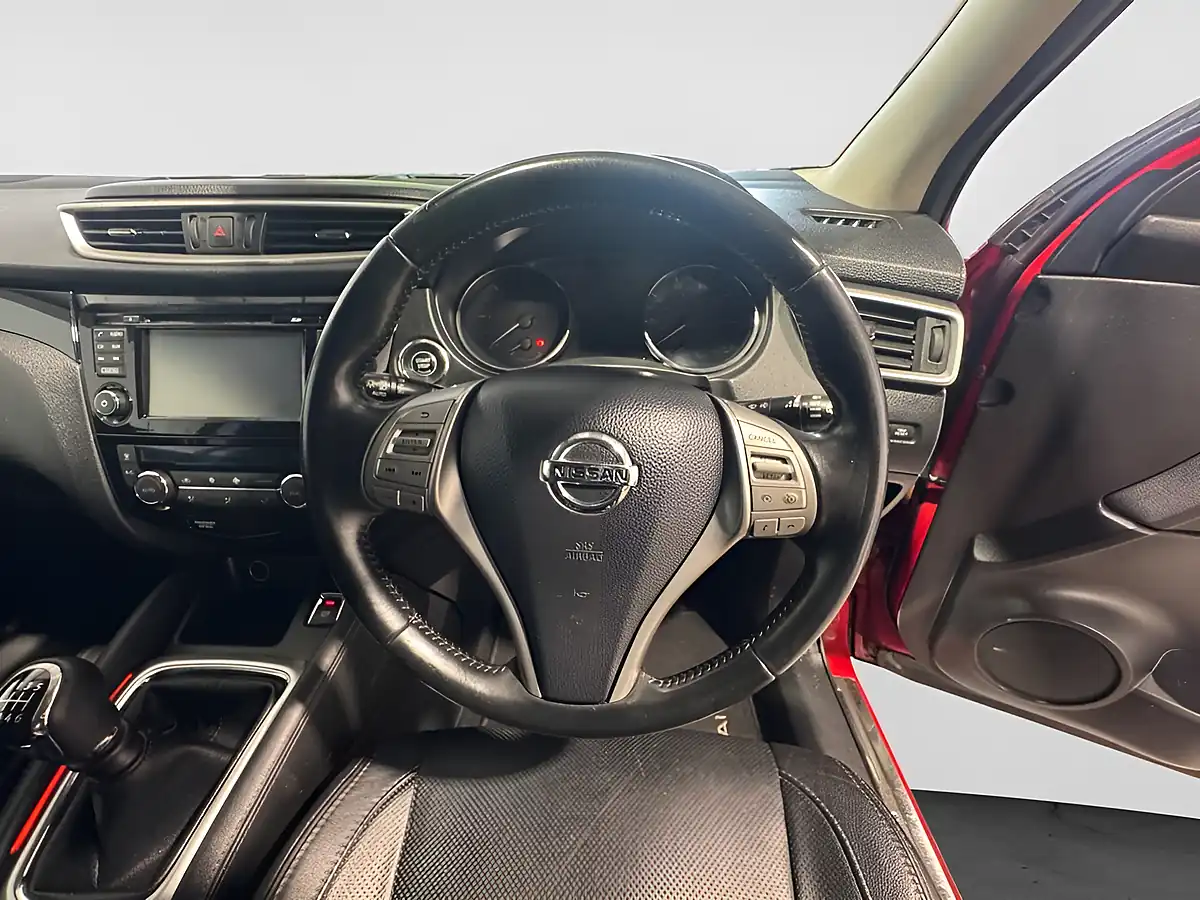 Used 2014 Nissan Qashqai Tekna Red - Interior and Exterior details 10