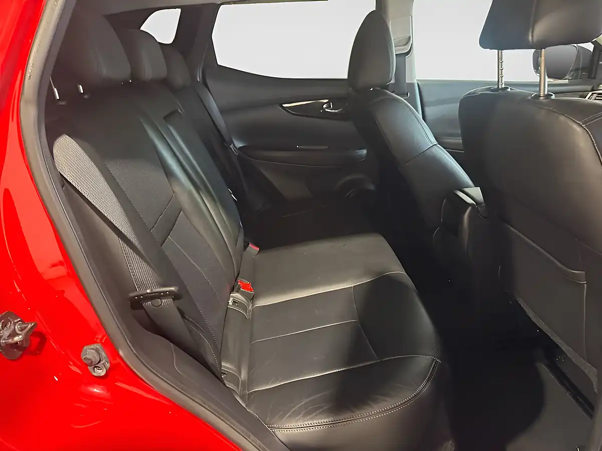 Used 2014 Nissan Qashqai Tekna Red - Interior and Exterior details 12