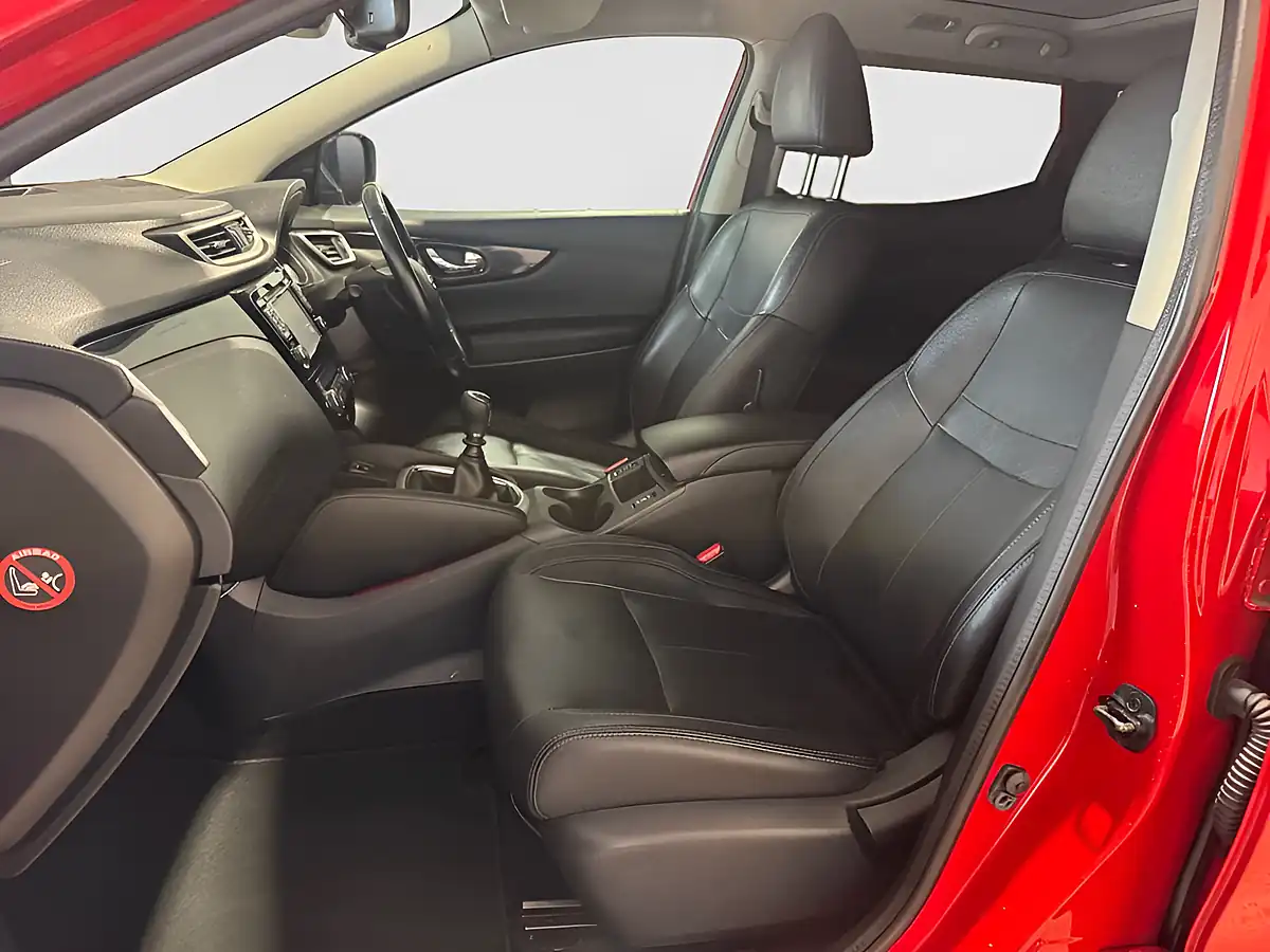Used 2014 Nissan Qashqai Tekna Red - Interior and Exterior details 14