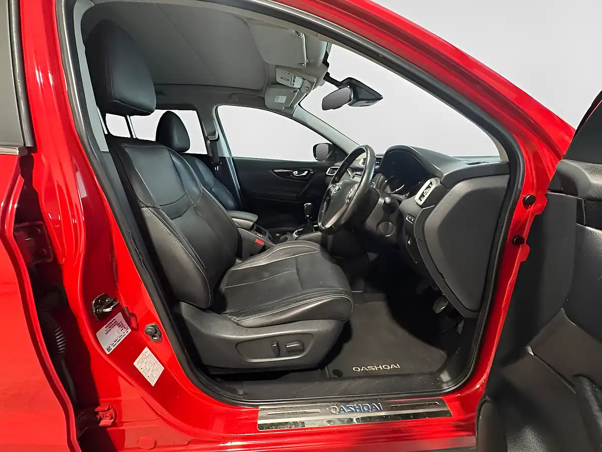Used 2014 Nissan Qashqai Tekna Red - Interior and Exterior details 9