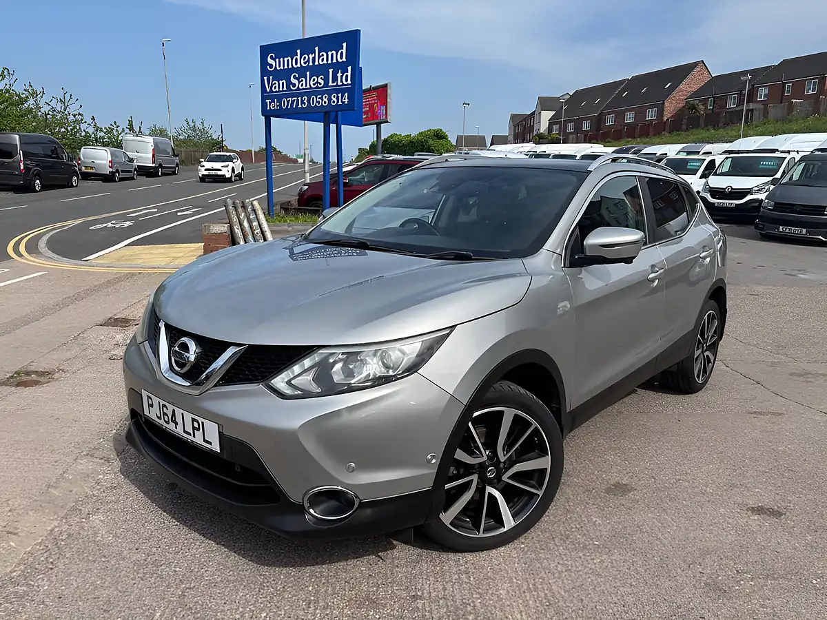 Used 2014 Nissan Qashqai Tekna Silver - Front View