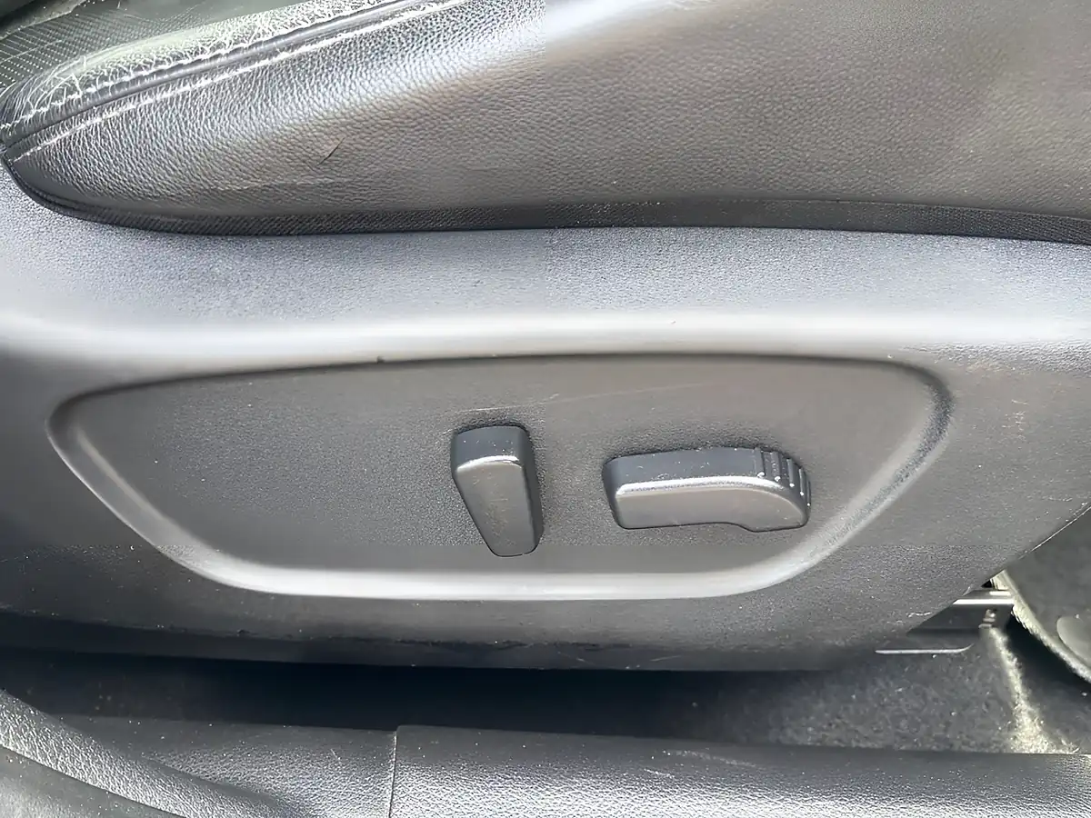 Used 2014 Nissan Qashqai Tekna Silver - Interior and Exterior details 11