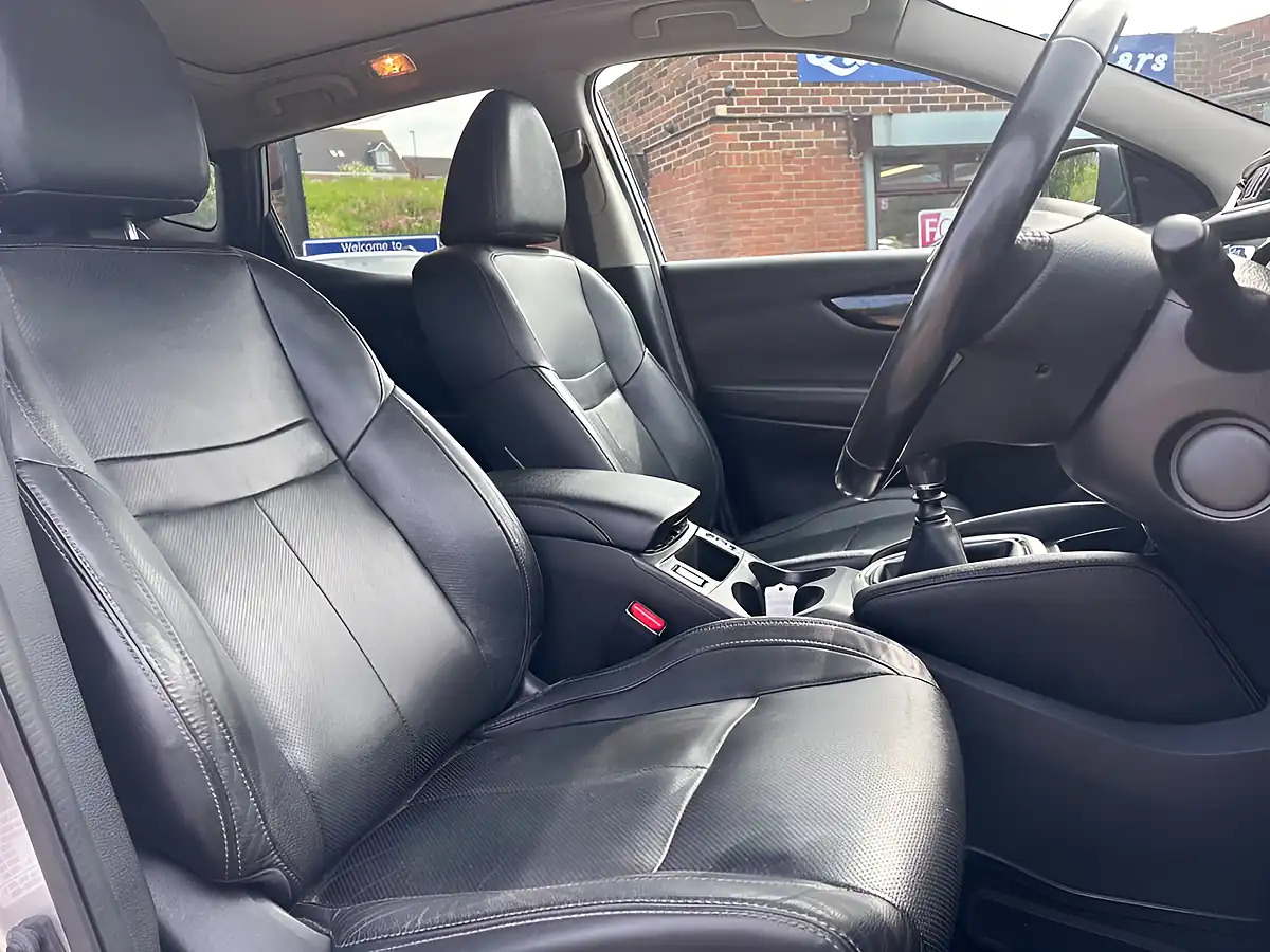 Used 2014 Nissan Qashqai Tekna Silver - Interior and Exterior details 12