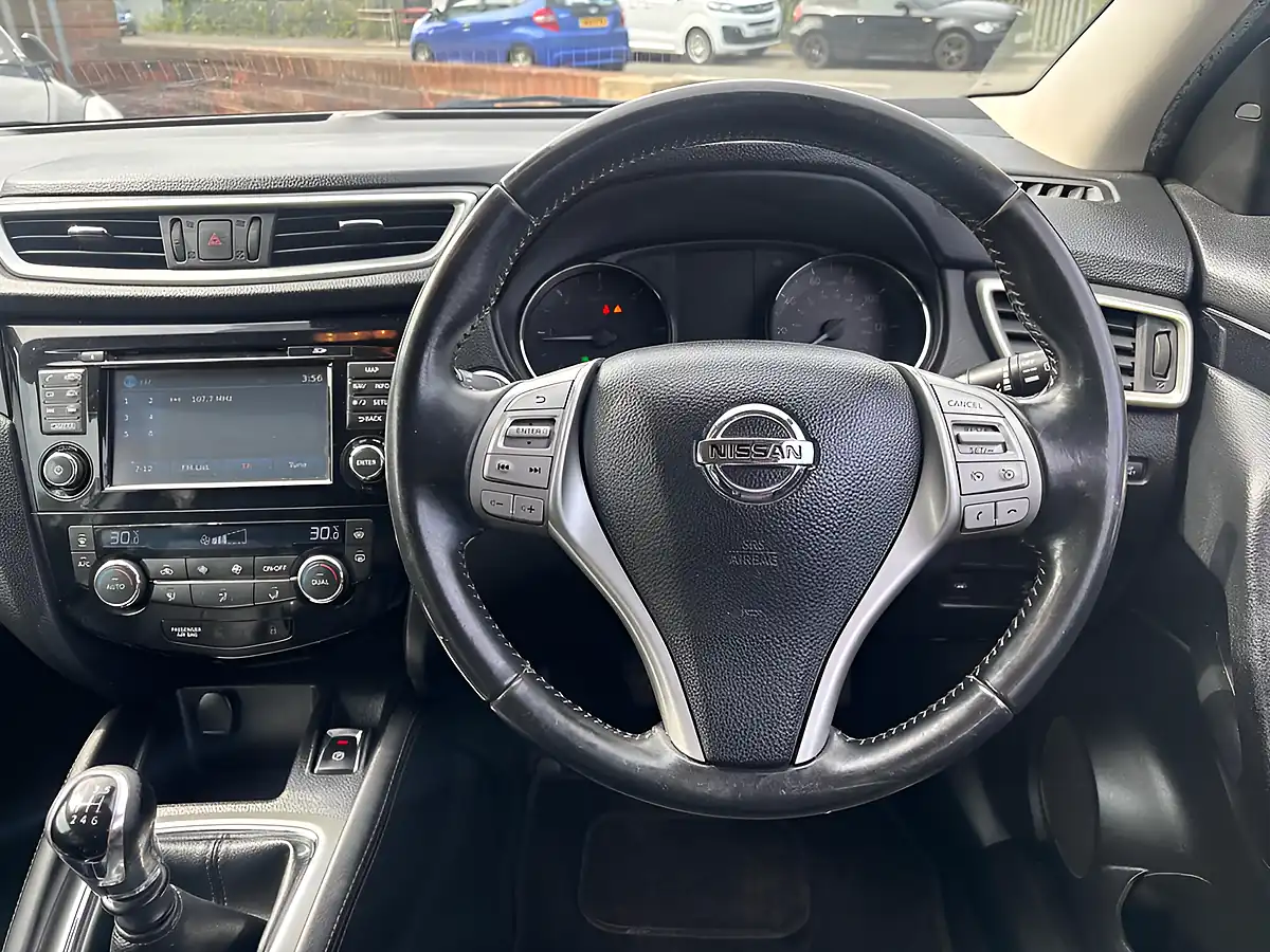 Used 2014 Nissan Qashqai Tekna Silver - Interior and Exterior details 14