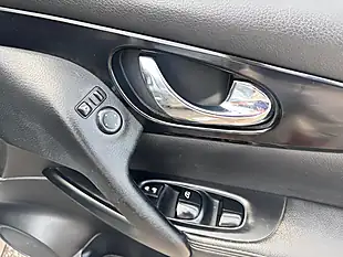 Used 2014 Nissan Qashqai Tekna Silver - Interior and Exterior details 16