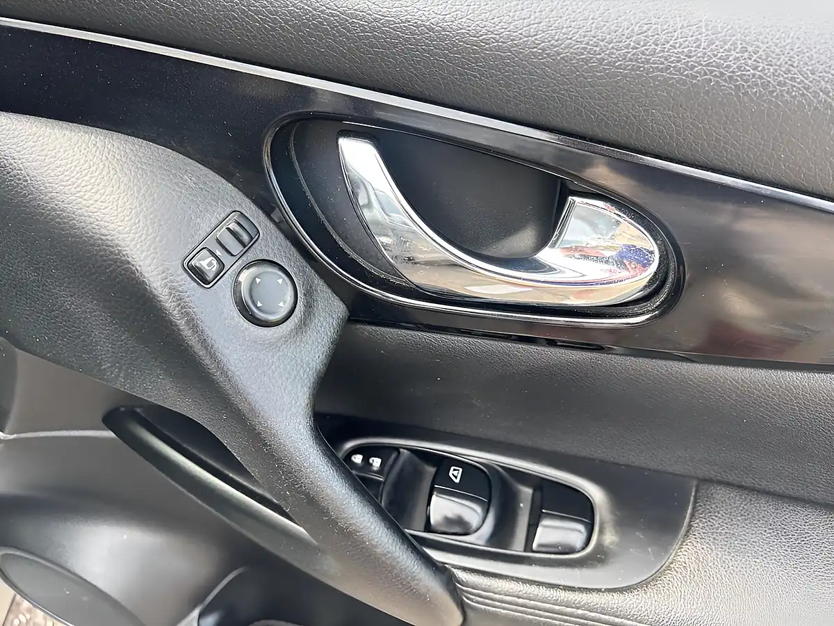 Used 2014 Nissan Qashqai Tekna Silver - Interior and Exterior details 16