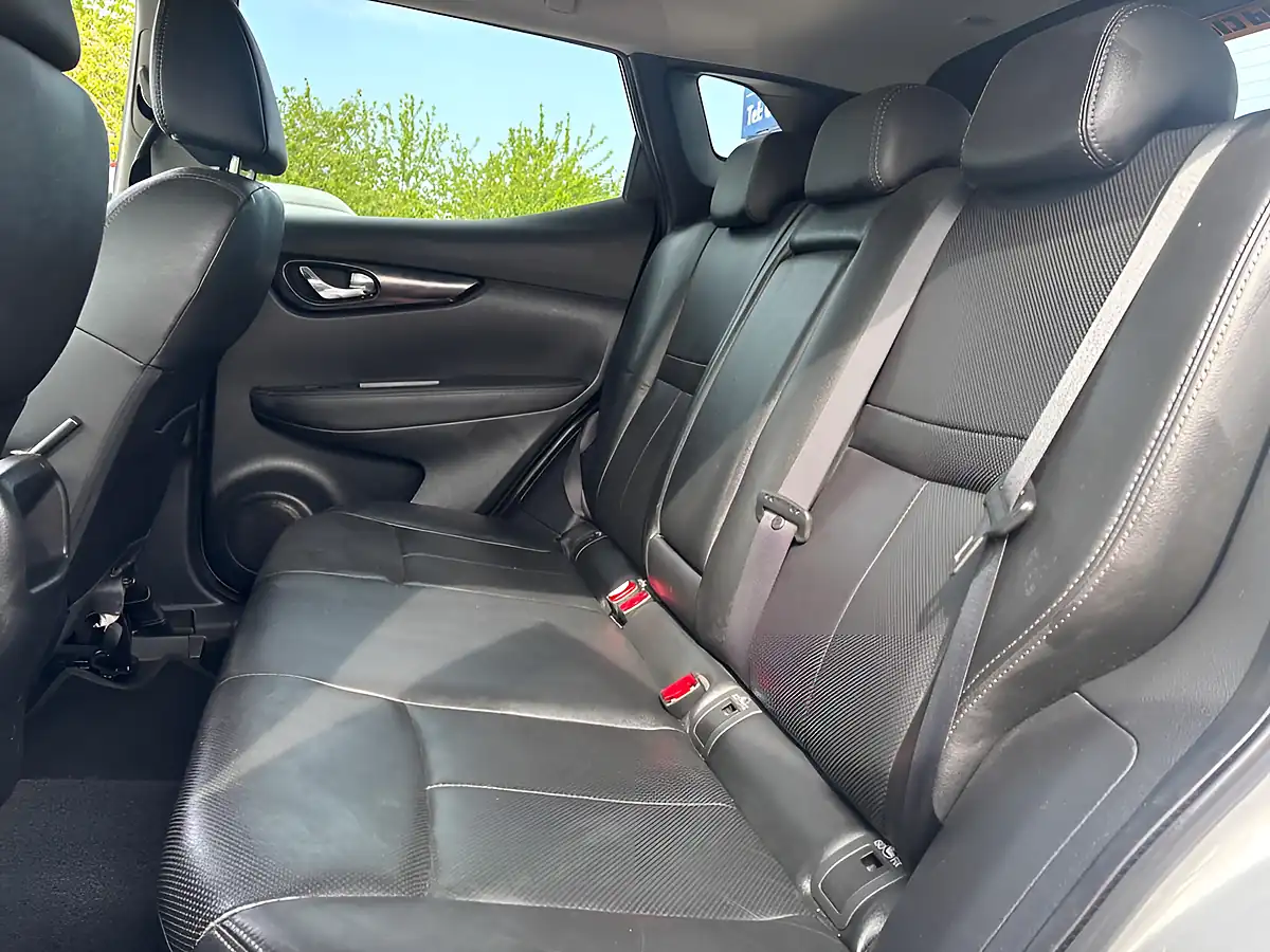 Used 2014 Nissan Qashqai Tekna Silver - Interior and Exterior details 17