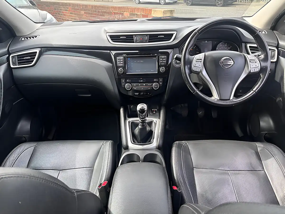 Used 2014 Nissan Qashqai Tekna Silver - Interior and Exterior details 19